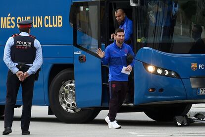 Los jugadores del Barcelona Lionel Messi y Arturo Vidal salen del autobús a su llegada al hotel donde está concentrado el equipo azulgrana.