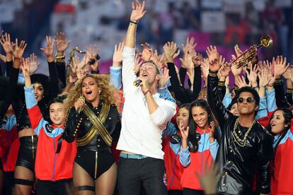 Beyoncé, Chris Martin y Bruno durante el cierre de la Superbowl 50.