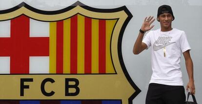 El futbolista brasileño Neymar posa el día de su firma oficial con el Fútbol Club Barcelona