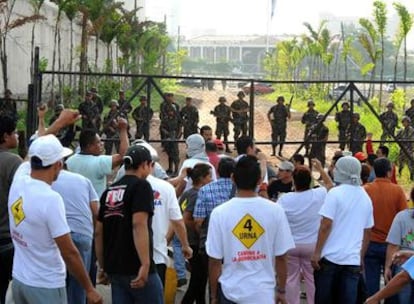 Partidarios del presidente Manuel Zelaya se enfrentan a las tropas desplegadas alrededor de la Casa Presidencial en Tegucigalpa.