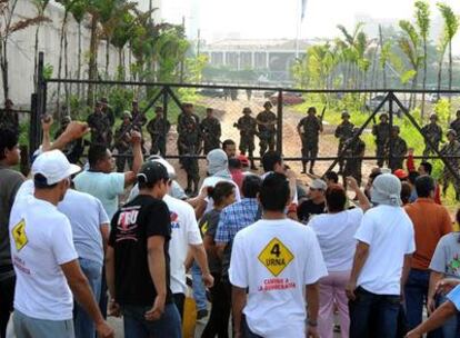 Partidarios del presidente Manuel Zelaya se enfrentan a las tropas desplegadas alrededor de la Casa Presidencial en Tegucigalpa.