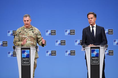 El secretario general de la OTAN, Mark Rutte, junto al comandante del mando para Europa, Alexus Grynkewich.
