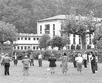 Un grupo de clientes disfruta de la gimnasia en el Balneario de Cestona.