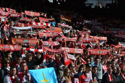 Aficionados del Sporting en Riazor. 