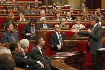 Mas se dirige a Junqueras en el Parlament.