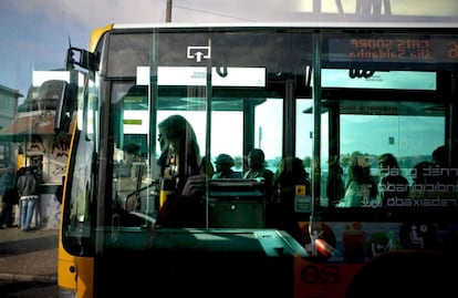 Una mujer viaja en autob&uacute;s en la estaci&oacute;n de Cais do Sodre en Lisboa.