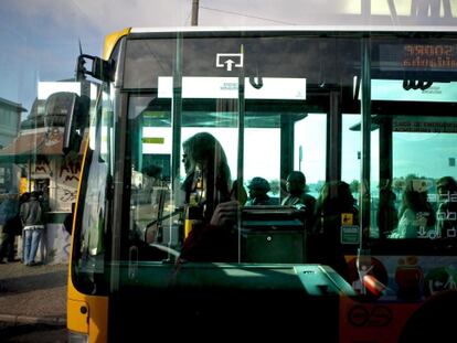 Una mujer viaja en autobús en la estación de Cais do Sodre en Lisboa.