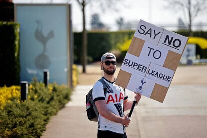 Un seguidor del Tottenham protesta en contra de la Superliga, este lunes en Londres. El anuncio de la creación de una Superliga europea, impulsada por 12 de los grandes y más poderosos clubes del continente, ha sacudido el panorama futbolístico. Una competición elitista y que previsiblemente moverá miles de millones de euros, que ha provocado la reacción de la UEFA por el efecto que tendría en la Champions League.