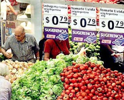 Un mercado de Buenos Aires, ayer, durante la primera jornada tras el fin de la paridad del peso con el dólar.