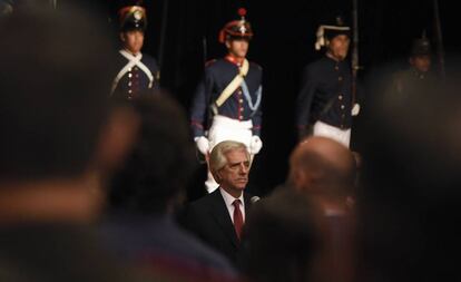 El presidente de Uruguay, Tabaré Vázquez, preside la ceremonia para jurar a su nuevo comandante del Ejército Claudio Feola, el lunes 8 de abril.