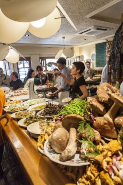 La barra de Gambara, en San Sebastián, llena de setas y pinchos.