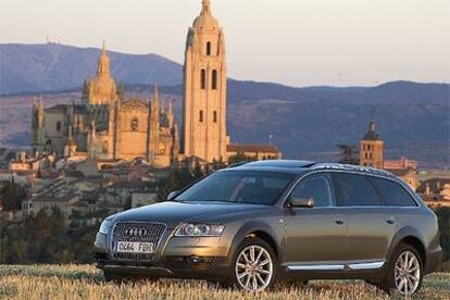 La carrocería del Allroad es la misma del A6 Avant, pero incorpora protecciones metálicas en la base de las puertas y debajo de los parachoques delantero y trasero para no dañar la mecánica en el campo.