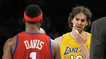 Pau Gasol habla con el jugador de Los Angeles Clippers, Baron Davis