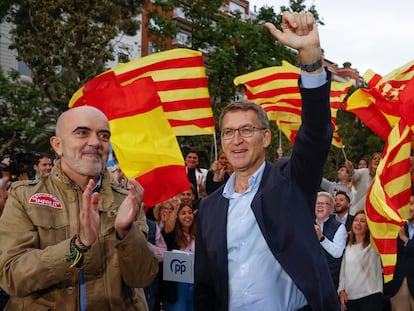 El presidente del PP, Alberto Núñez Feijóo y el candidato popular a la alcaldía de Barcelona, Daniel Sirera, en el mitin este jueves en Barcelona.