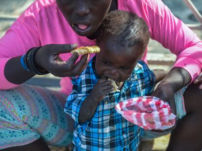 Una mujer y su hijo comen en un comedor social a mediados de enero en Puerto Príncipe (Haití).