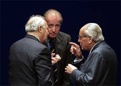 De izquierda a derecha, Miguel Ángel Moratinos, el rey Juan Carlos y Emilio Colombo, en el Fórum.