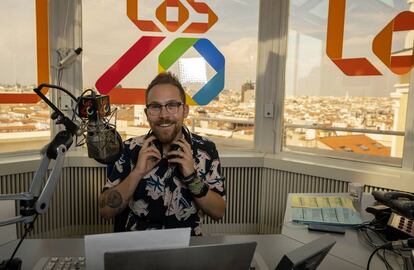 El Dj de LOS40 Óscar Martínez, en los estudios de la cadena en Madrid.