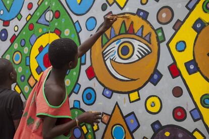 Taller de formacion practica de pintura Mural para los niños acogidos en el centro Empire des enfants de Dakar.