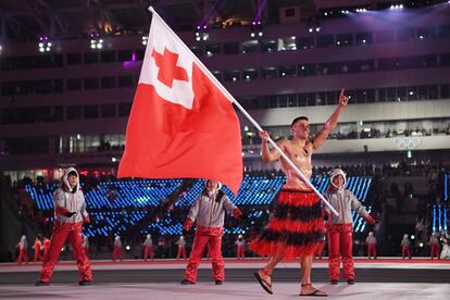 Ele voltou! O porta-bandeiras de Tonga, conhecido como o 'besuntado das Olimpíadas', na cerimônia de abertura dos Jogos Olímpicos de Inverno 2018.