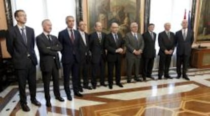 El ministro de Hacienda, Crist&oacute;bal Montoro, con la comisi&oacute;n de expertos para la reforma fiscal. 