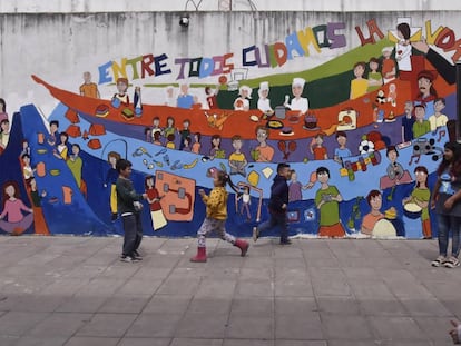 Um grupo de crianças brinca no pátio da escola da Virgem del Milagro, em cidade La Cárcova.