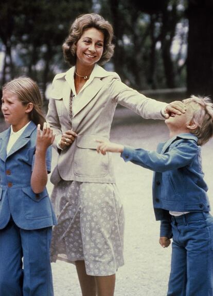 Mallorca siempre ha sido el destino veraniego favorito de la monarquía española. En la imagen, de septiembre de 1975, la Reina junto a sus hijos el el príncipe Felipe y la infanta Elena.