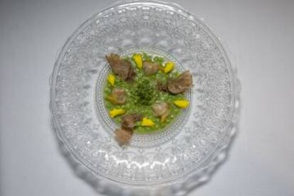 Plato de guisantes lágrima con berberechos y trufa del restaurante Cebo, en Madrid.