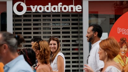 Ciudadanos delante de un establecimiento de Vodafone, en Ronda, Málaga.