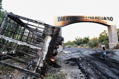 Los restos de un camión al que un grupo de civiles armados prendieron fuego a la entrada de Parácuaro este jueves. Exigen la salida de las autodefensas del municipio.