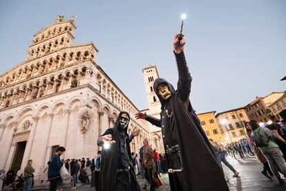 Asistentes al fesitval Lucca Comics & Games en la Piazza San Michele frente a la iglesia románica homónima, esta semana en Lucca, Italia.