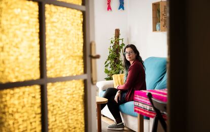 Isidora, inquilina del edificio de la calle de Tapioles, en el barrio del Poble-sec de Barcelona, que ha sido comprado por una empresa y donde los vecinos exigen que les renueven los contratos.