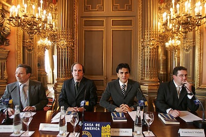 De izquierda a derecha, Emiliano Martínez, Ángel Gabilondo, Gabriel Chalita y Francisco José Viciana, en la presentación del libro <i>Los diez pilares de la ética,</i> ayer en la Casa de América.