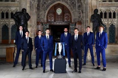 Isner, Nishikori, Thiem, Djokovic, Cilic, Federer, Anderson y Zverev posan a la entrada de las Casas del Parlamento de Londres.