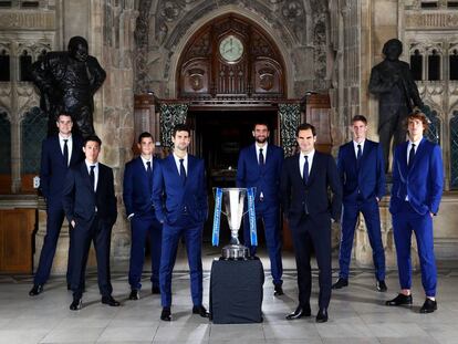 Isner, Nishikori, Thiem, Djokovic, Cilic, Federer, Anderson y Zverev posan a la entrada de las Casas del Parlamento de Londres.