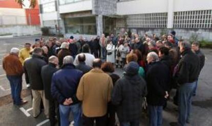 Los trabajadores de la empresa Magefesa en una concentracin, el pasado 8 de enero, ante la sede en Derio para expresar el malestar por su situacin laboral y el cierre de la planta. Magefesa fue declarada en concurso de acreedores en septiembre de 2008 por su alto nivel de endeudamiento. EFE/Archivo