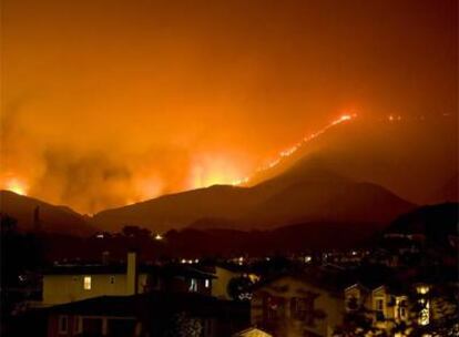 Vista del fuego en una montaña vecina a Altadena, California.
