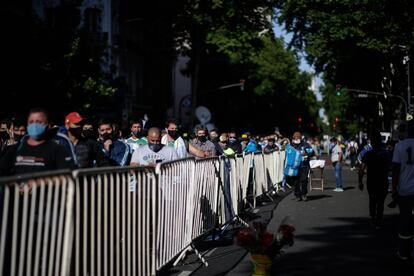 Seguidores de Diego Armando Maradona hacen cola a las puertas de la Casa Rosada donde este jueves se ha abierto la capilla ardiente del astro argentino que falleció el miércoles a los 60 años en su residencia.