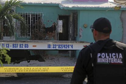 Un policía resguarda la escena de un asesinato en Veracruz.