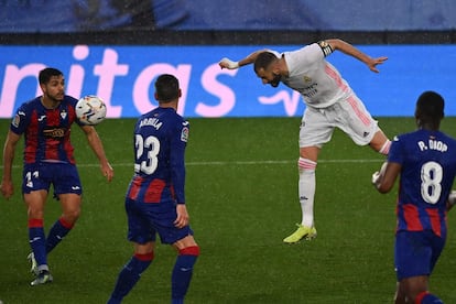 Karim Benzema marca el segundo tanto del equipo blanco.
