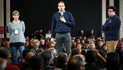 Dolors Camats, Joan Herrera y Joan Josep Nuet, en un momento de la inauguración de la asamblea.