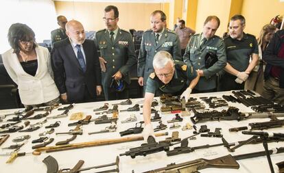 El delegado del Gobierno en Galicia, Javier Losada, muestra en rueda de prensa uno de los mayores arsenales de armas ilegales interceptados en Galicia. 