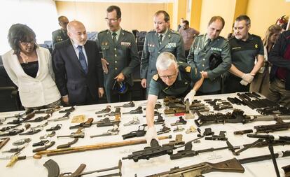 El delegado del Gobierno en Galicia, Javier Losada, muestra en rueda de prensa uno de los mayores arsenales de armas ilegales interceptados en Galicia.