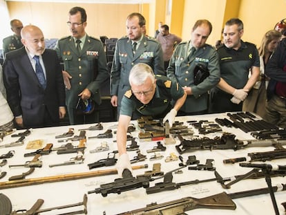 El delegado del Gobierno en Galicia, Javier Losada, muestra en rueda de prensa uno de los mayores arsenales de armas ilegales interceptados en Galicia. 