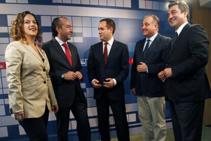 Elena Martín, Alejandro Soler, Jorge Alarte, Joan Calabuig y Juan María Calles, en la sede del PSPV.