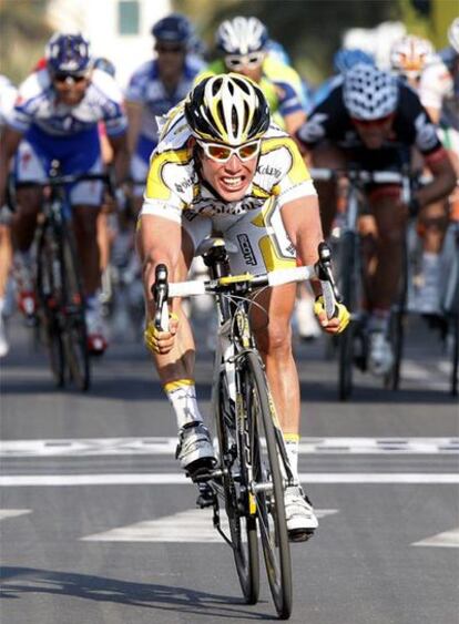 Cavendish <i>lanza</i> la bici en San Remo.