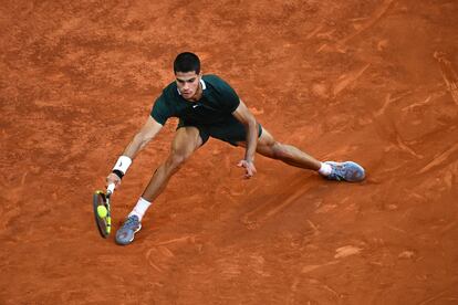 Carlos Alcaraz devuelve una bola al serbio Novak Djokovic. 