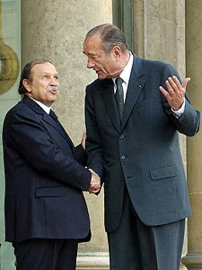 Abdelaziz Buteflika (izquierda) y Jacques Chirac, ayer en París.