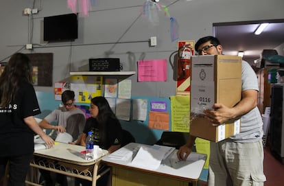 Ciudadanos votan durante las elecciones del 22 de octubre, en Buenos Aires.