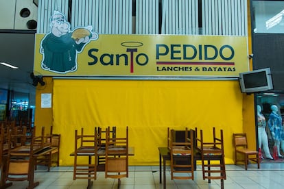 Praça de alimentação do Shopping Panorâmico na hora do almoço.