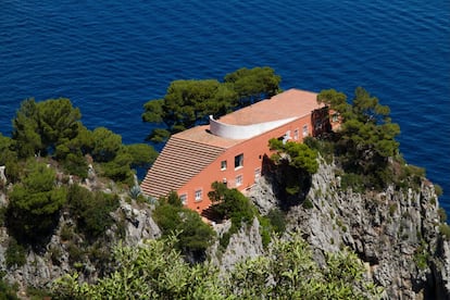 Mitad templo, mitad prisión, la Casa Malaparte se concibe como una excrecencia del espolón rocoso sobre el que se asienta.